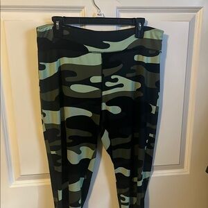 Women’s High Waisted 3/4 Camo Active Leggings